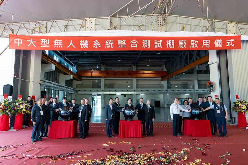 總統與現場貴賓一同進行動土及啟用儀式