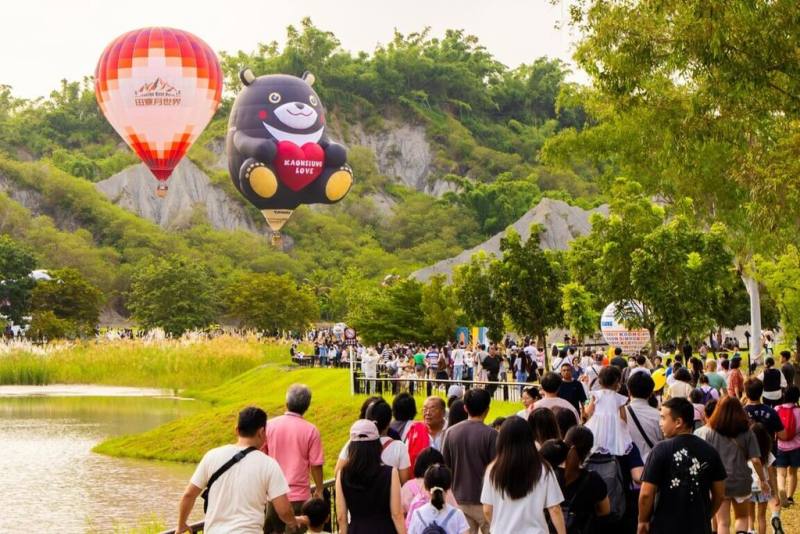 中秋連假，高雄市觀光局在田寮月世界舉辦「2026高雄愛．月熱氣球」活動，現場展出28公尺高雄熊造型熱氣球。因天氣晴朗，各場次皆順利升空。（高雄市觀光局提供）