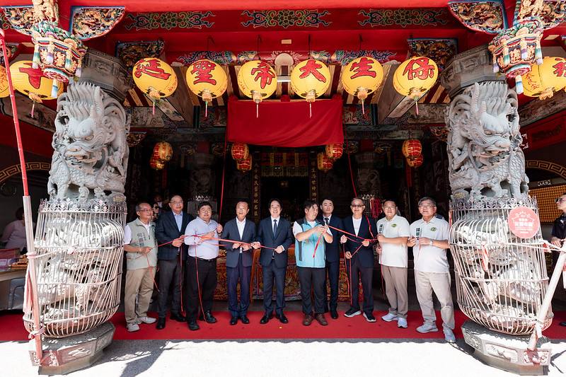 總統前往「民雄雙福保安宮」參香祈福，並代表臺灣人民獻上「佑濟群生」匾額