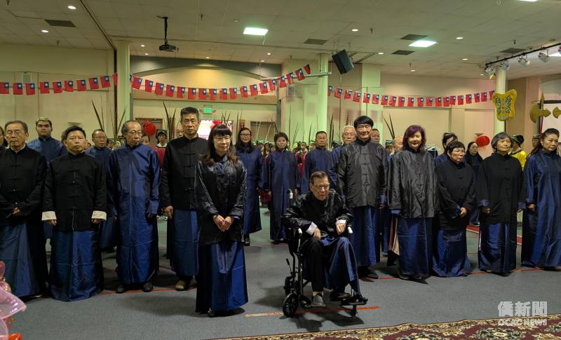南加祭孔大典循古禮追思至聖先師孔子，孔子第72代孫孔憲詔（前排右）擔任奉祀官，劉玉玲（前排左）擔任主獻官。
