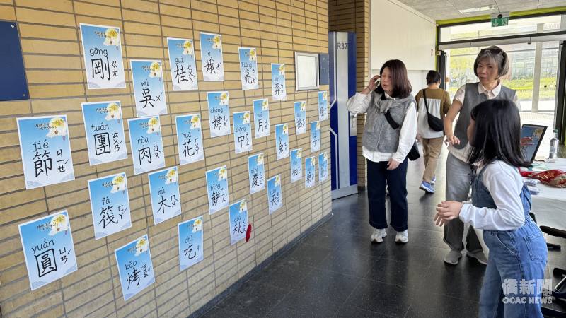 老師賴吟雀(右二)指導學生進行漢字投投樂遊戲