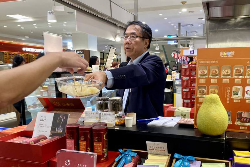 台南市長黃偉哲（圖）近日率市府團隊前往新加坡關心台南文旦銷售情形，在百貨通路販售現場向當地民眾推薦試吃。（台南市政府提供）
