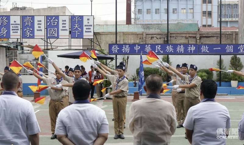 宿務東方學院童軍隊伍帶來旗號演出，學生動作整齊、精神抖擻，充分展現平日訓練成果與團隊精神。
