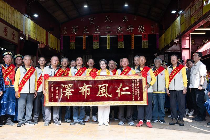 副總統抵達「鹿港北頭奉天宮」時，代表賴清德總統致贈「仁風布澤」匾額