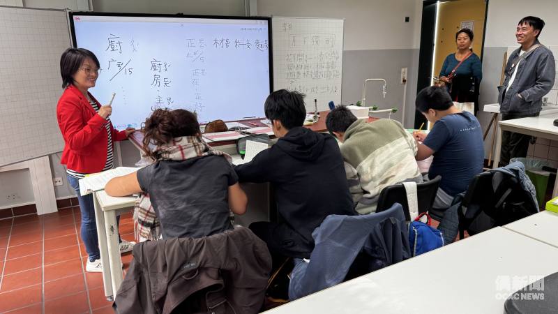 甫榮獲僑務委員會海外僑民學校教師十年屆獎勵的老師許巧伶教學實況