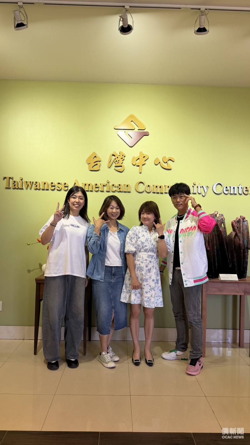 橙縣文教中心主任蕭蓓如(右2)、僑務促進委員林玉惠(左2)與柯鈞耀(右1)、林品妤(左1)合影留念。