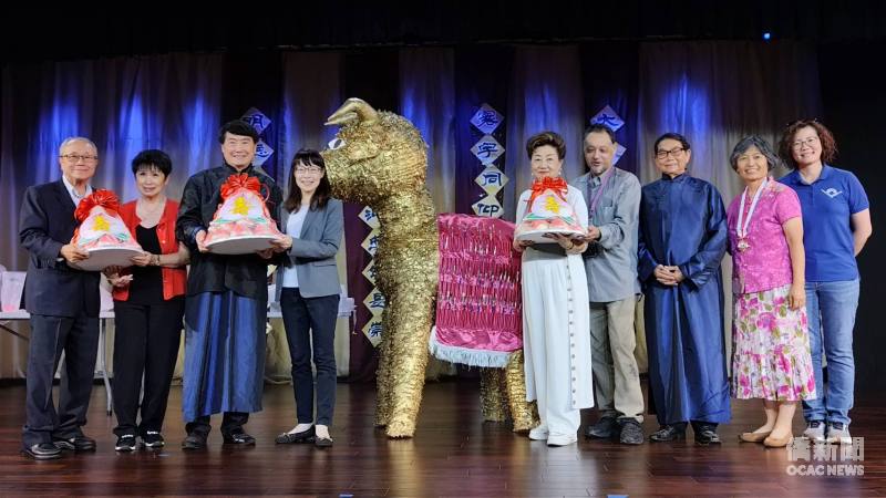 南加祭孔大典安排「拔智毛」、贈送壽桃等傳統文化活動，讓民眾體驗祭孔習俗，增添活動的文化意涵與趣味性。