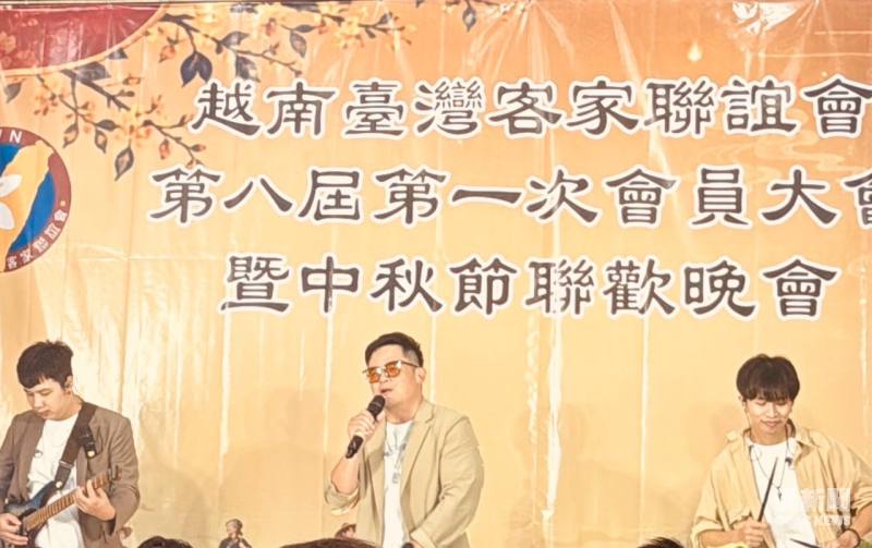 愛客樂iColor樂團帶來多首經典客語歌曲，現場以音樂展現客家文化魅力，氣氛熱烈。