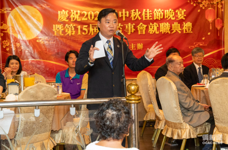 邱志鋒於就職典禮上致詞，表示將持續凝聚鄉親力量、加強各僑團交流合作，為僑界共同努力。