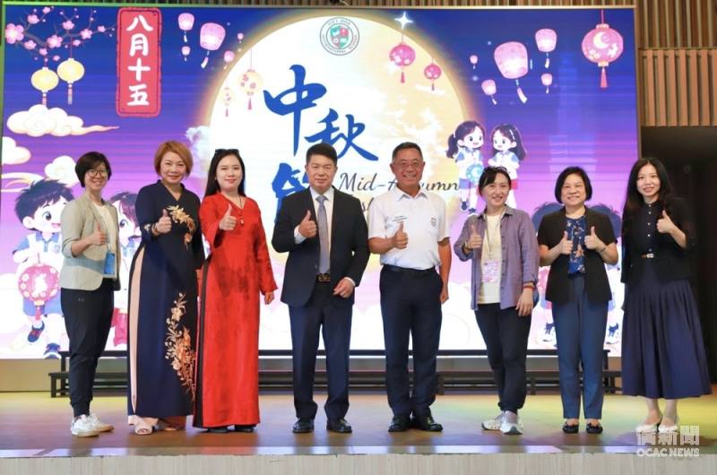 韓國耀（左4）與越華國際學校創辦人謝明輝（左5）、越華校務總監沈慧賢（左2）、陳郁婷（左1）、洪嫦嚀（右3）、越華學校公關專員黎阮鳳媛（左3）及家長委員會代表（左2）合影。