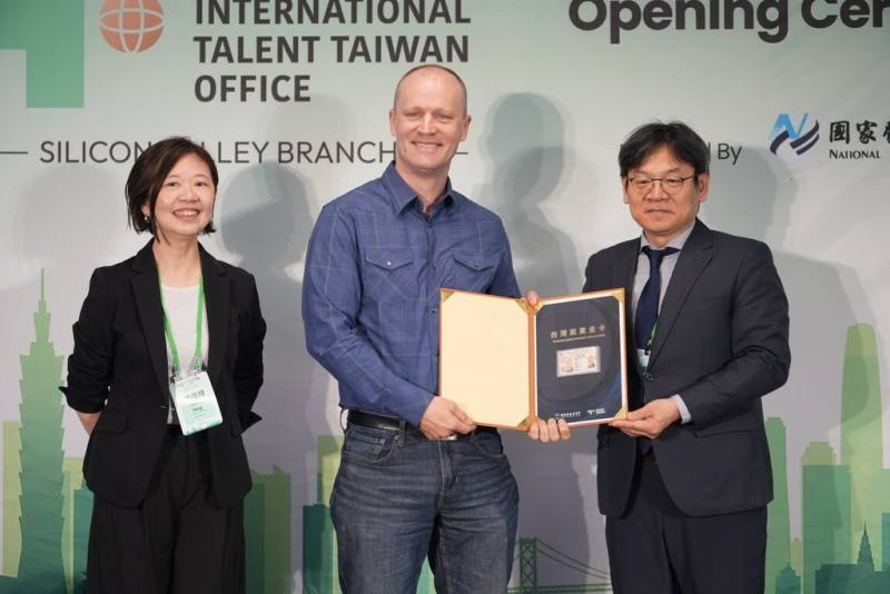 國發會表示，首個海外攬才據點落腳全球科技人才重鎮矽谷，希望將人才服務直接帶到人才所在地，推廣台灣工作與發展機會。國發會主委葉俊顯（右）也頒發就業金卡給Salesforce資深軟體工程師佛里（Michael Foley）（中），盼吸引更多國際人才來台發展。（國發會提供）