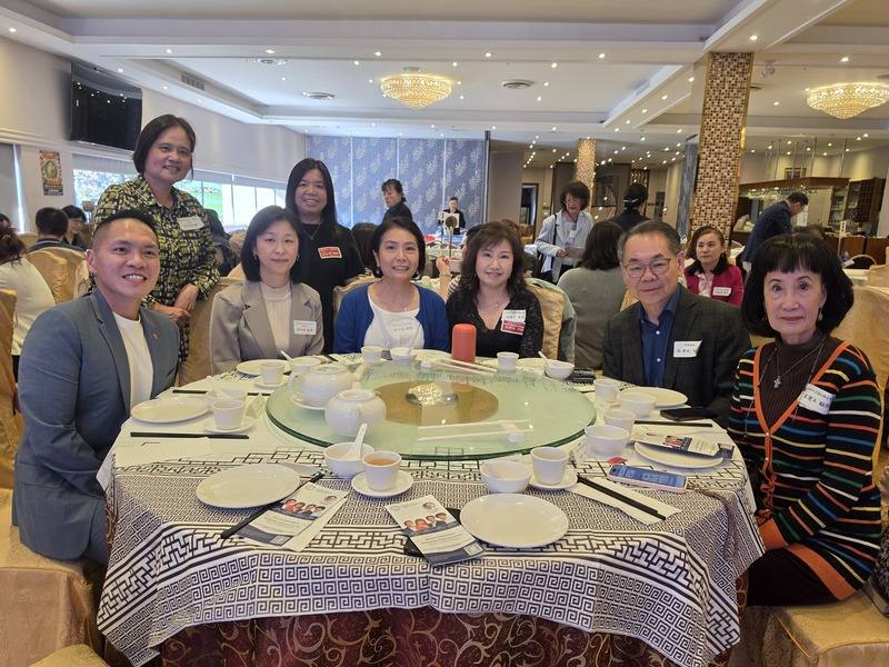 加拿大執政自由黨眾議員張瑋麟（左1）和保守黨眾議員區澤光（右2）出席敬師茶會，向台灣僑校老師致敬，也讚揚台灣文教實力，認為國際組織和專業會議都應該邀請台灣參與並分享其經驗成就。