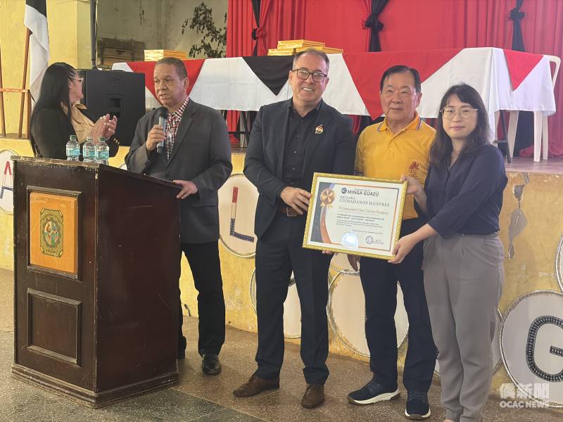 駐東方市總領事館副領事吳婉郡（右）代表接受Minga Guazú市給臺灣僑界榮譽市民感謝狀