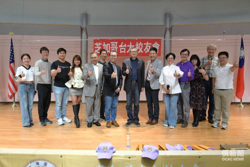 新任理事與類延峰、雷棋合照。
