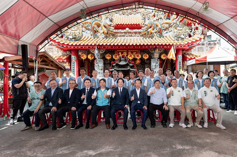 總統前往「民雄雙福保安宮」參香祈福   與在地鄉親合影