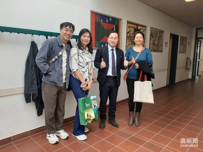 萊茵臺北中文學校校長高芷稜（右一）、前校長梁恒耀（左一）、副校長陳秀琳（左二）與駐法蘭克福辦事處僑務參事林宏穎（右二）合影