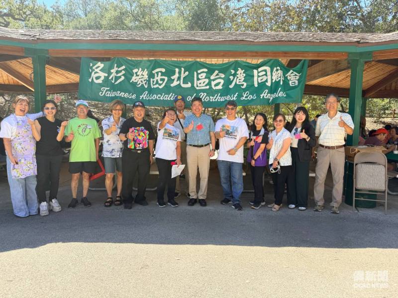 洛杉磯西北區台灣同鄉會會長吳雅雯(左6)、駐洛杉磯辦事處副處長暨洛杉磯文教中心主任張皓鈞(右6)、僑務諮詢委員陳國昌(右1)以及僑務顧問陳漢民(左5)等人合影。