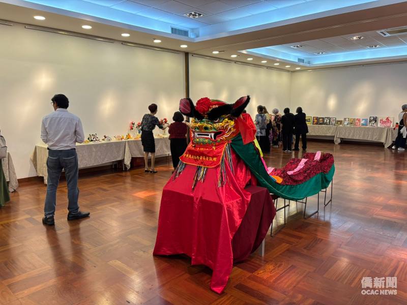 展覽廳正中央擺放著僑委會贈送的舞獅