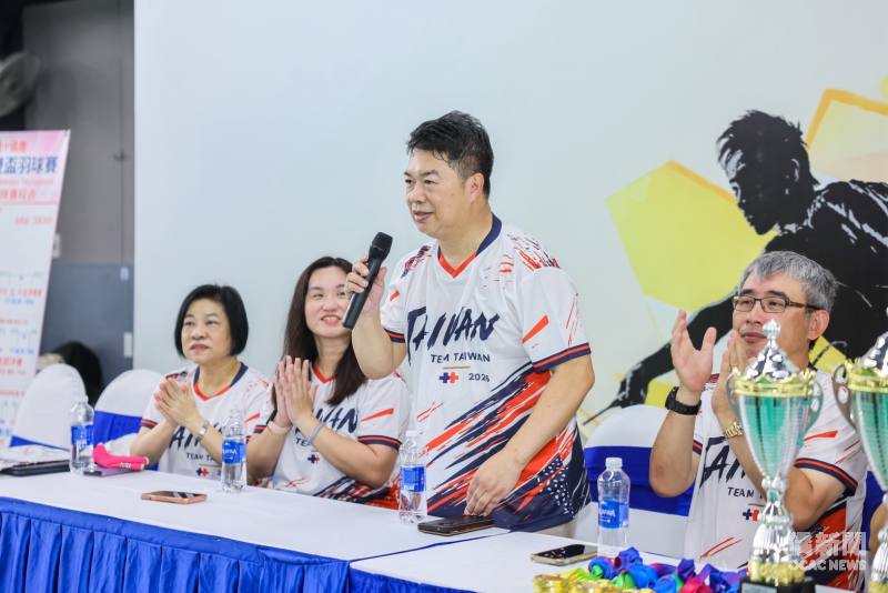 駐胡志明市辦事處處長韓國耀致詞，為國慶盃羽球賽選手加油打氣，期盼大家享受比賽、增進交流