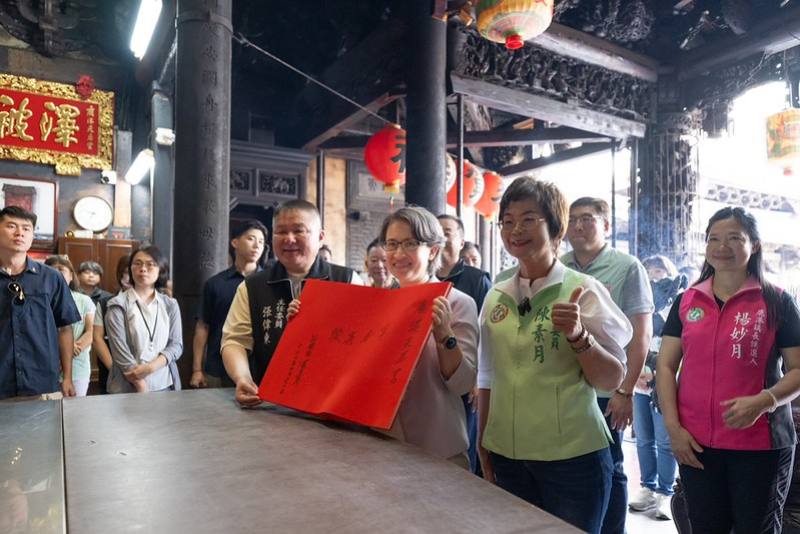 副總統於「鹿港天后宮」為廟方題寫「平安喜樂」