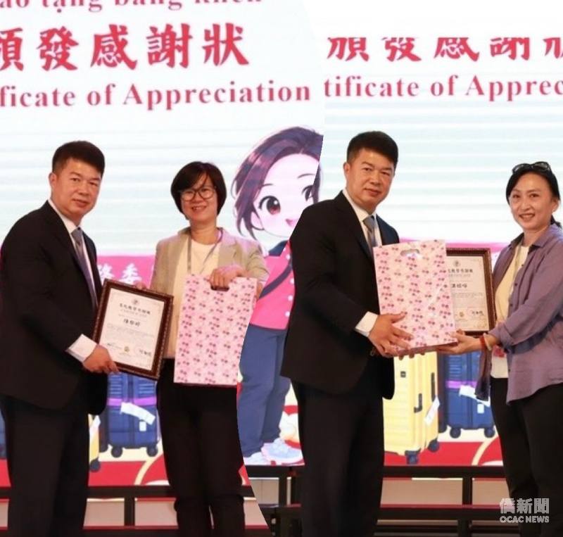 駐胡志明市辦事處處長韓國耀（著西裝者）致贈感謝狀給僑委會文化教師陳郁婷（左）、洪嫦嚀（右），感謝投入海外文化教學。
