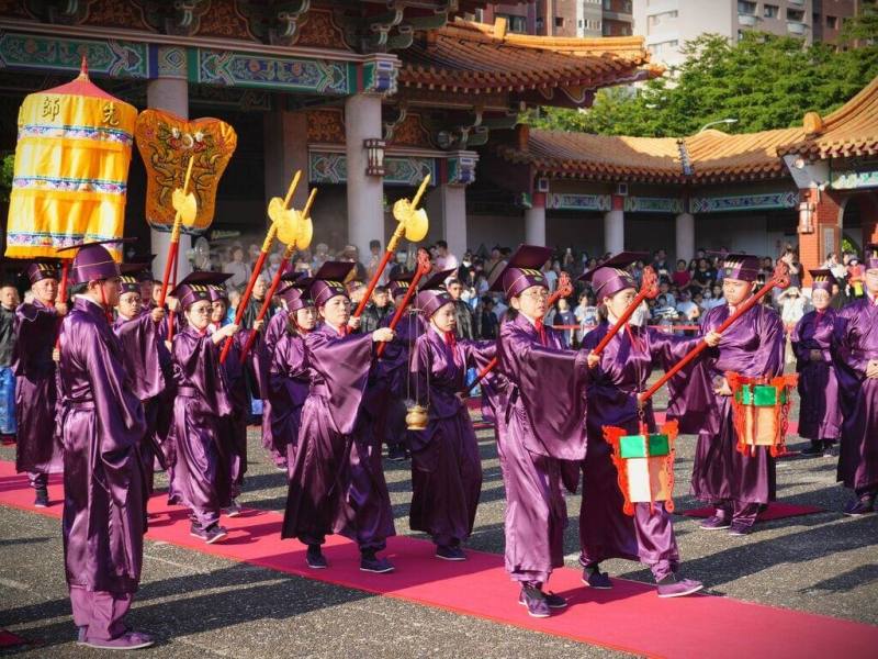 教師節到來，台中孔廟28日舉行孔子誕辰2576週年釋奠典禮，透過鐘鼓、雅樂、佾舞及獻禮等古禮儀節，虔敬祭孔。（台中市政府提供）