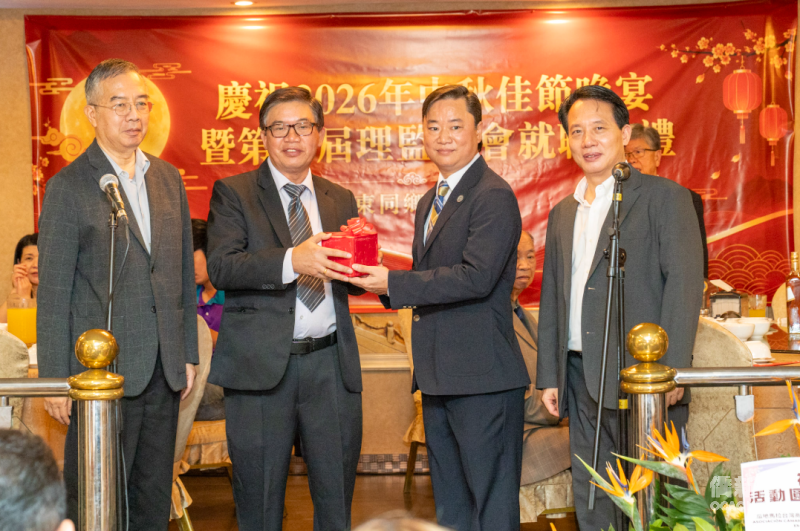 世界廣東同鄉總會瓜地馬拉分會代理會長李亮漢(左2)與新任會長邱志鋒(右2)進行會長印信交接，象徵世界廣東同鄉總會瓜地馬拉分會會務傳承。