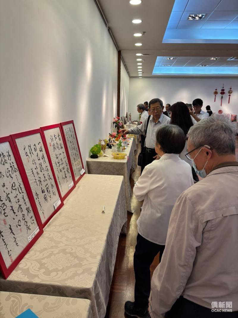老師徐豐章的書法作品吸引僑胞駐足欣賞