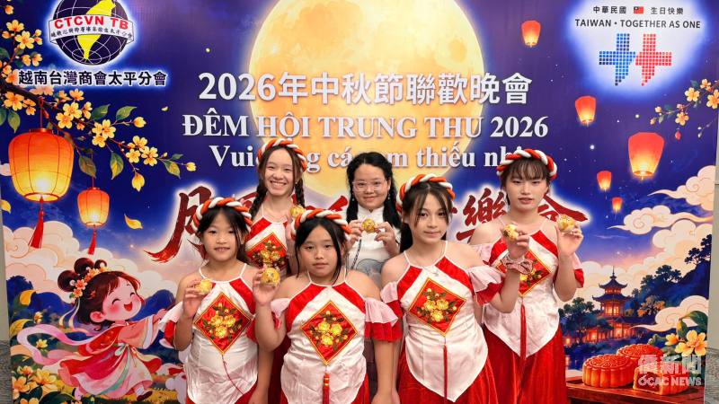 太平SOS育幼院小朋友手拿蛋黃酥體驗臺味中秋。