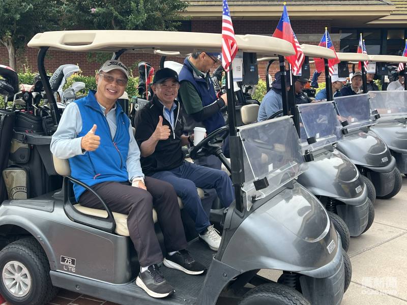 選手乘坐高爾夫球車準備出發。