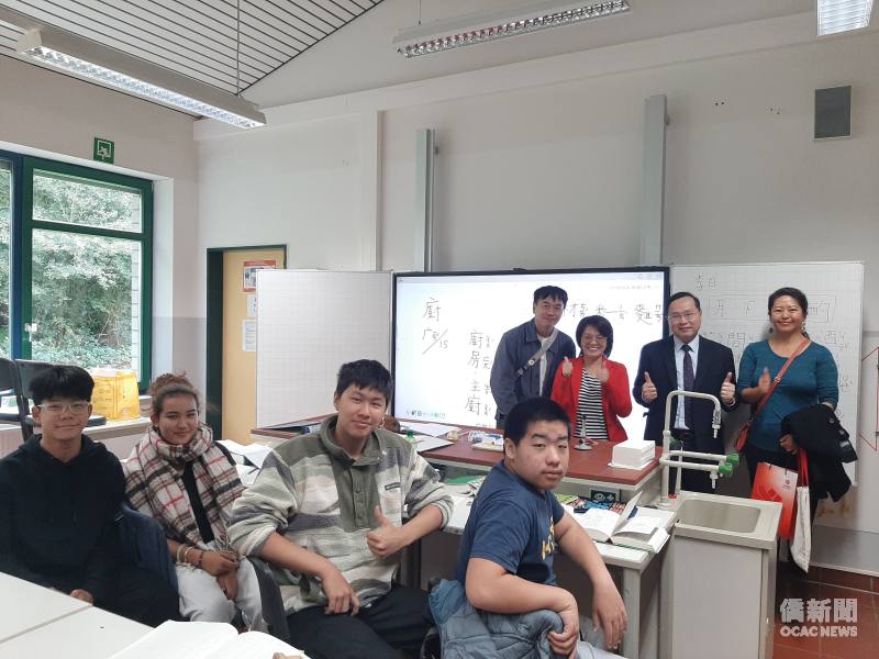 林宏穎走訪許巧伶課堂，實地觀摩教學實況，關心學童學習情形並與大家合影
