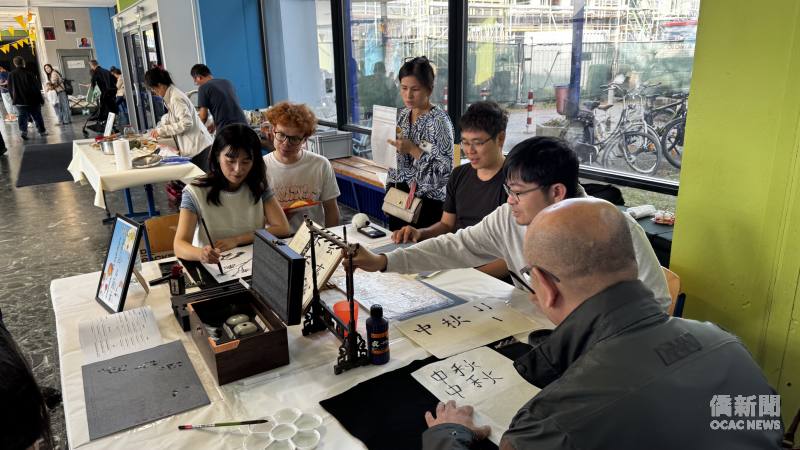 書法揮毫及國畫體驗攤位人潮不斷