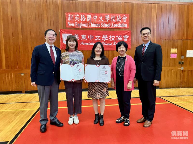 黃耀良、馮文鸞、康雅雄共同表揚華文優良教師何厚宜 (左二)、范潤萃 (中)