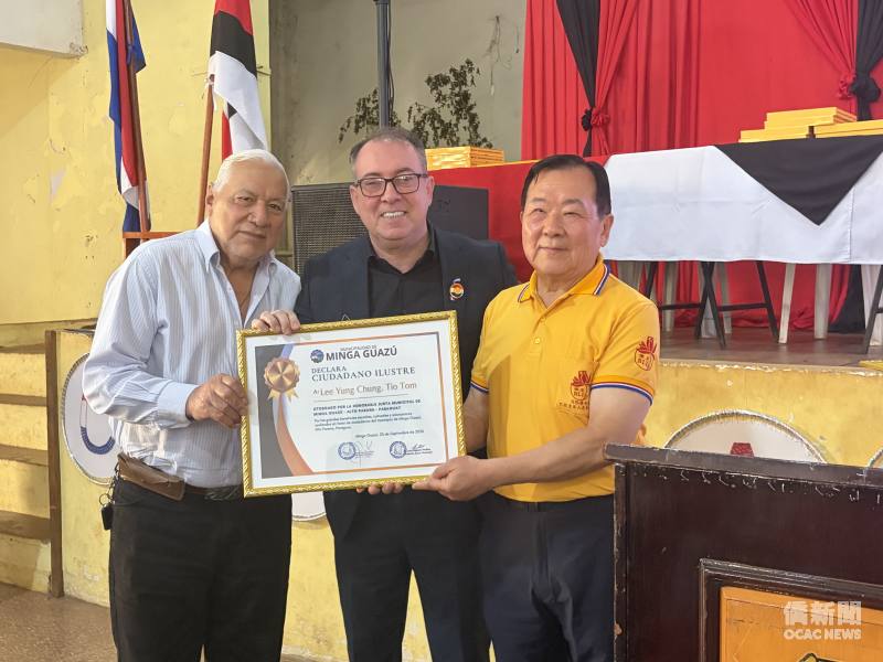 Minga Guazú市議員Alex Dos Santos （中）頒贈榮譽市民感謝狀予李雲中（右）
