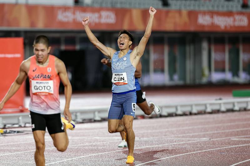 名古屋亞運28日進行田徑項目男子400公尺跨欄決賽，台灣好手林仲威（中）跑出個人最佳的48秒74摘下銅牌，衝過終點線時高舉雙手歡呼。