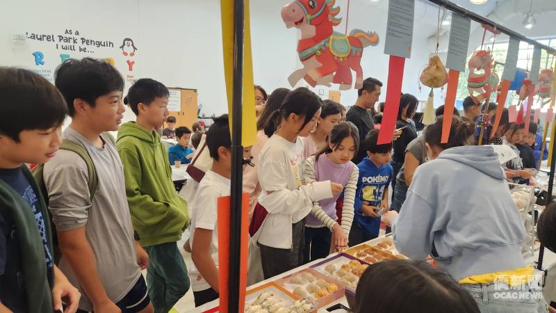 洛麗中文學校學生們聆聽FASCA洛麗分會學員介紹月餅口味，選擇自己喜歡的月餅。