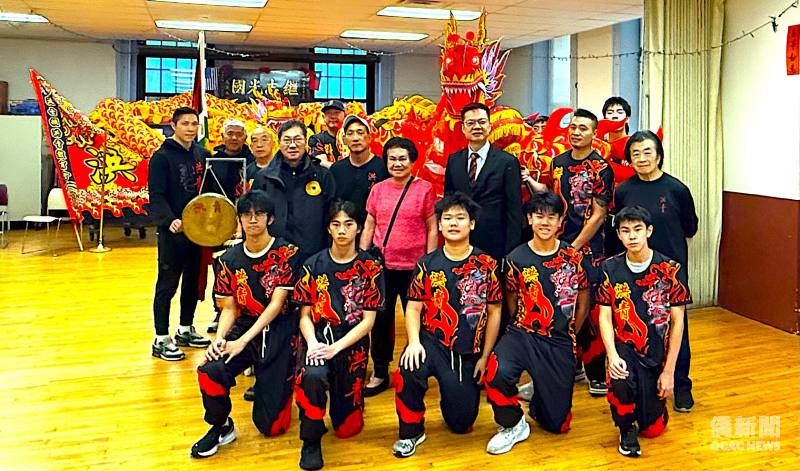 洪青體育會舞龍隊和波士頓文教中心主任康雅雄（第二排右三起），紐英崙中華總會會長余麗媖，紐英崙中華公所主席雷國輝一起慶祝2條新龍來到。