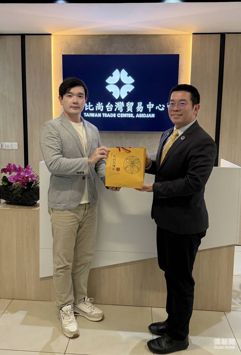 阿比尚台灣貿易中心主任林秉毅(左)歡迎詹前校到訪並說明近期重點工作，無論是協助臺商投資、回饋商機等績效均穩定成長。