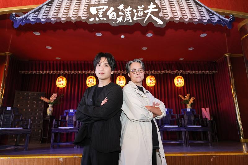 影集「黑白清道夫」打造台灣以宮廟文化為核心的原創地下世界觀。此劇由電影「96分鐘」導演洪子烜（左）和影集「模仿犯」導演張亨如（右）一起創作。