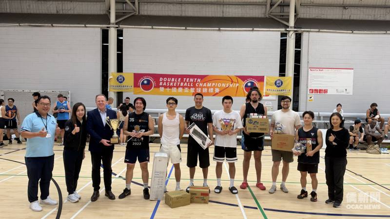 澳洲新南威爾斯國際傑人會會長林正宜、中華航空代表、萊德市市長Trenton Brown及澳洲雪梨地區慶祝雙十國慶籌備會總召集人謝明君與獲勝隊伍合影。