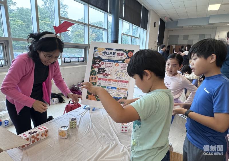 為增添趣味，活動特別加入臺灣金門地區傳統的中秋「博狀元餅」遊戲。