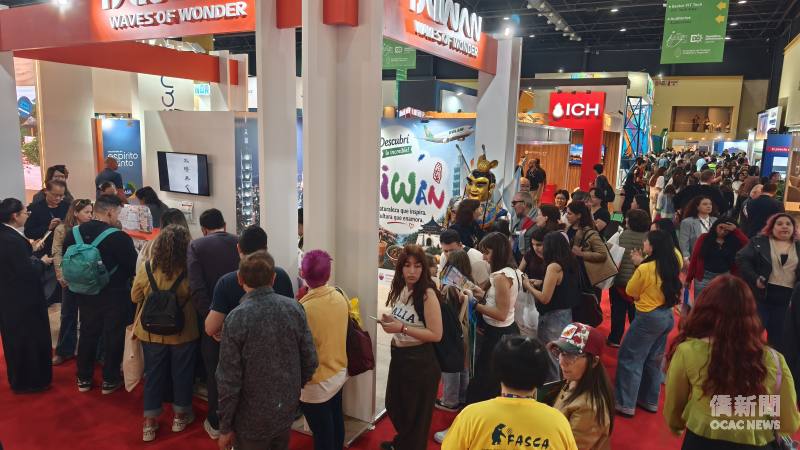 臺灣館推出豐富精采的文化體驗活動，吸引眾多參觀民眾駐足交流，展區人潮絡繹不絕。