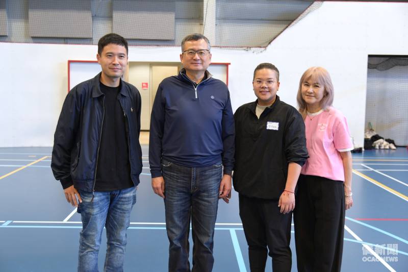 (左起) 芝加哥文教中心主任雷棋、駐芝加哥辦事處處長類延峰、芝加哥臺美商會青商部會長周廷倫及理事李蘋蘋合影。