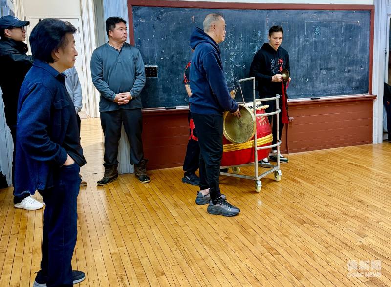 波士頓洪門致公堂前主席陳偉雄親自敲鑼。