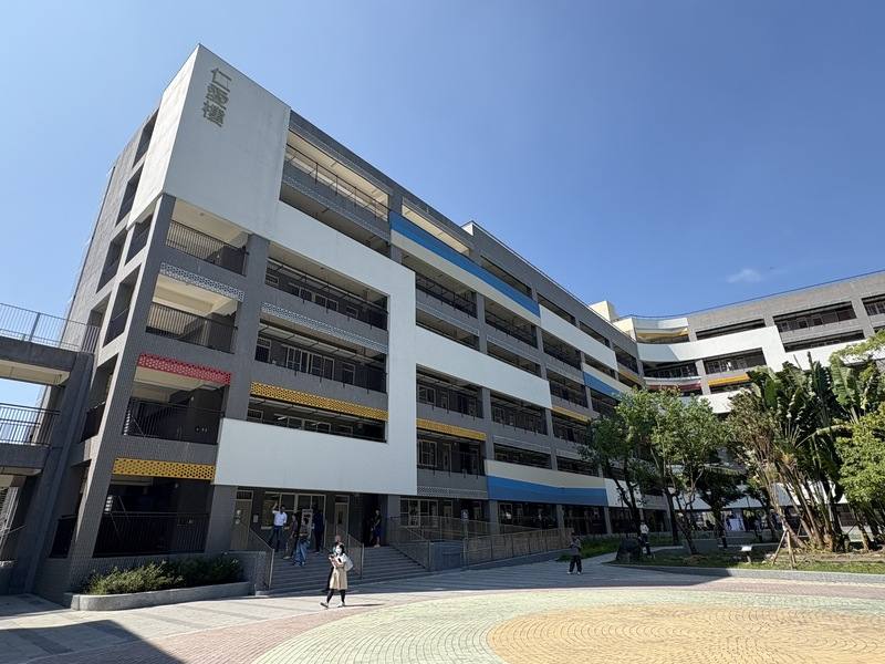新北市汐止區秀峰高中因校舍老舊，有鋼筋外露等安全疑慮，歷時8年改建，新校舍外觀以淺灰色搭配彩色金屬板，呈現活潑明亮風格。