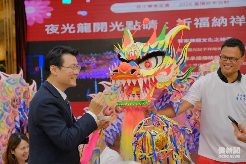 范厚祿為客家夜光龍開光點睛