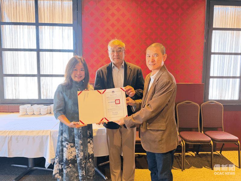 密西根中文學校聯合會新舊會長交接儀式，新任會長林曉君（左）、監交人全美中文學校聯合會前總會長李君豪（中）、滿任會長李君唐（右）合影。