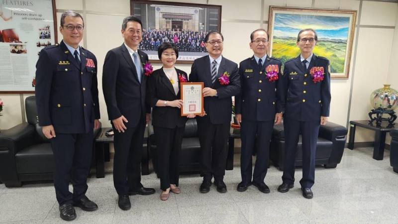 漢翔公司以「無人機反制系統」支援矯正署維安演練，法務部長鄭銘謙特頒感謝狀予漢翔總經理莊秀美。（漢翔公司提供）