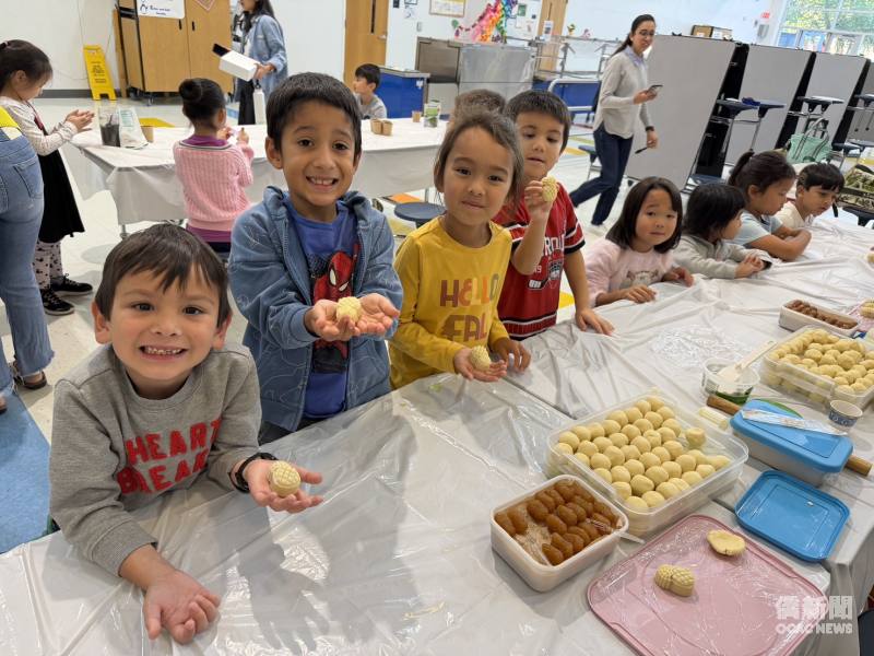 拼音班一年級學生開心體驗鳳梨酥製作。