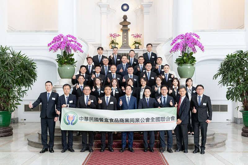 總統接見「中華民國餐盒食品商業同業公會全國聯合會」，並合影